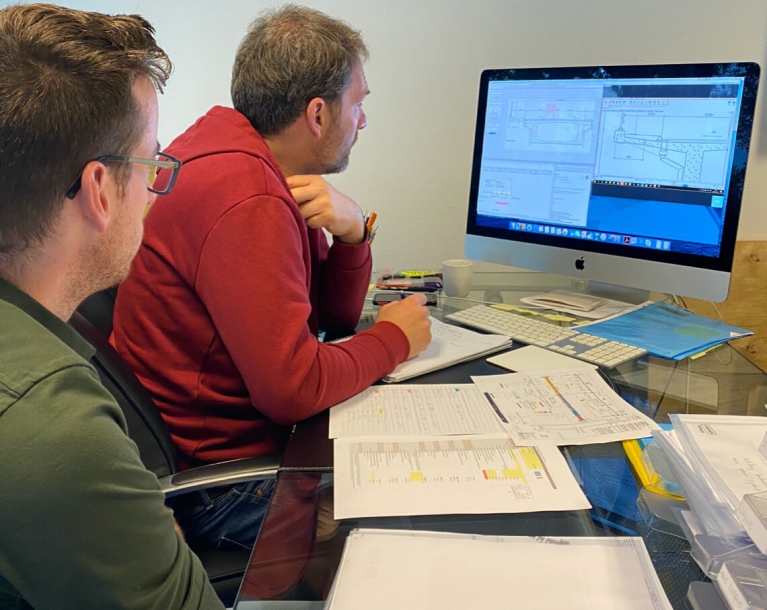 Mederwerkers werken op een computer aan een project