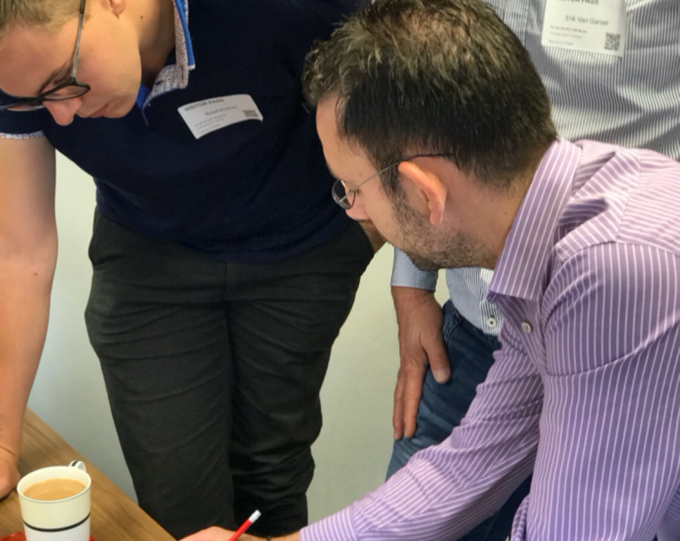 Overleg van technische drie specialisten